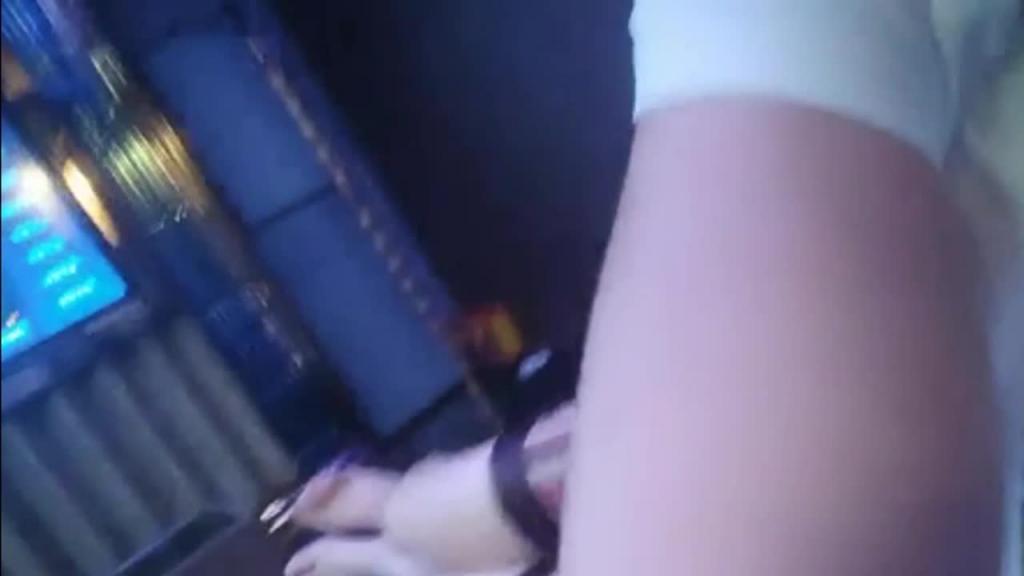 【足浴会所撩妹】良家女技师酒店开房2600元的网红脸整容妹抱起来草的伟哥气喘吁吁 预览截图 3