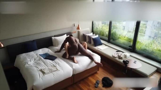 广西绿帽男给娇嫩小女友找巨型黑人大屌粗暴征服 预览截图 4