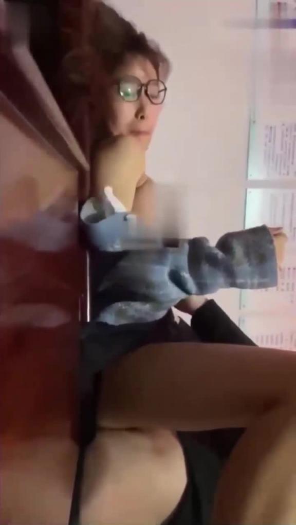 【吃瓜校园】禽兽老师给女学生看小脏片+偷拍学生上厕所合集 预览截图 9