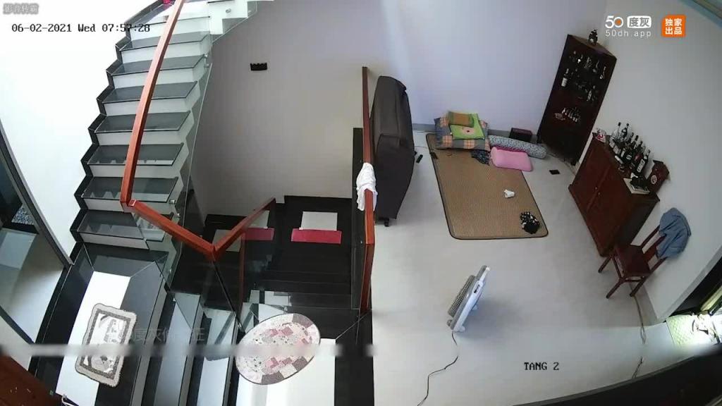 【父女乱伦】破解摄像头记录光头男持续多天大战前凸后翘的女儿 预览截图 12