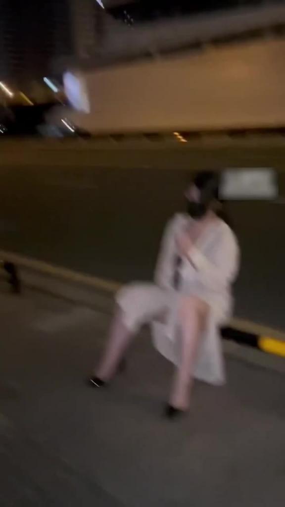 九儿夜晚7点露出,内裤挂树上送有缘人,马路边尿尿 预览截图 10
