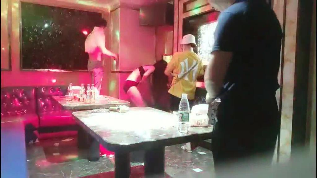 KTV选妃叫兄弟一起来歌厅操逼,酒精灌醉下的放纵 预览截图 12