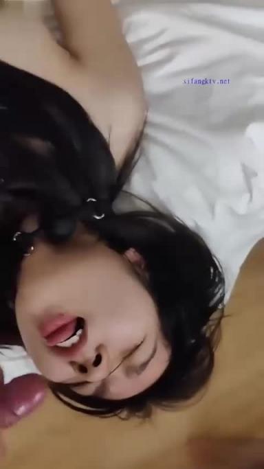 清远英德实验⼩学教师 肖翠娟 被校⻓和主任捆绑3P调 教 完全⼀副⺟狗模样 预览截图 2