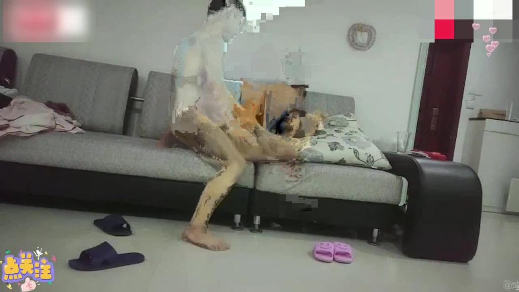 -叔嫂乱伦-老公和爸妈在卧室睡觉,媳妇在客厅和小叔子偷情打炮 预览截图 3