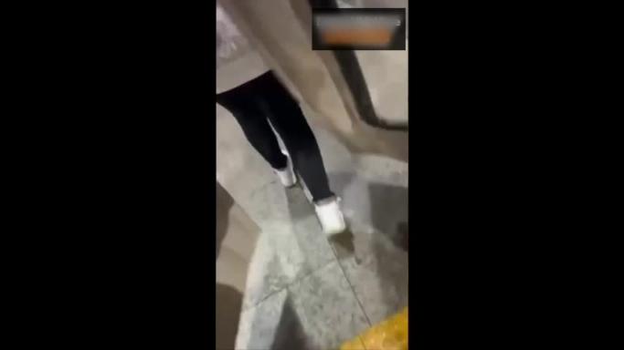 牛人系列 最新流出撒尿哥地铁尾随美女撒尿撒的美女满裤子都是 预览截图 4