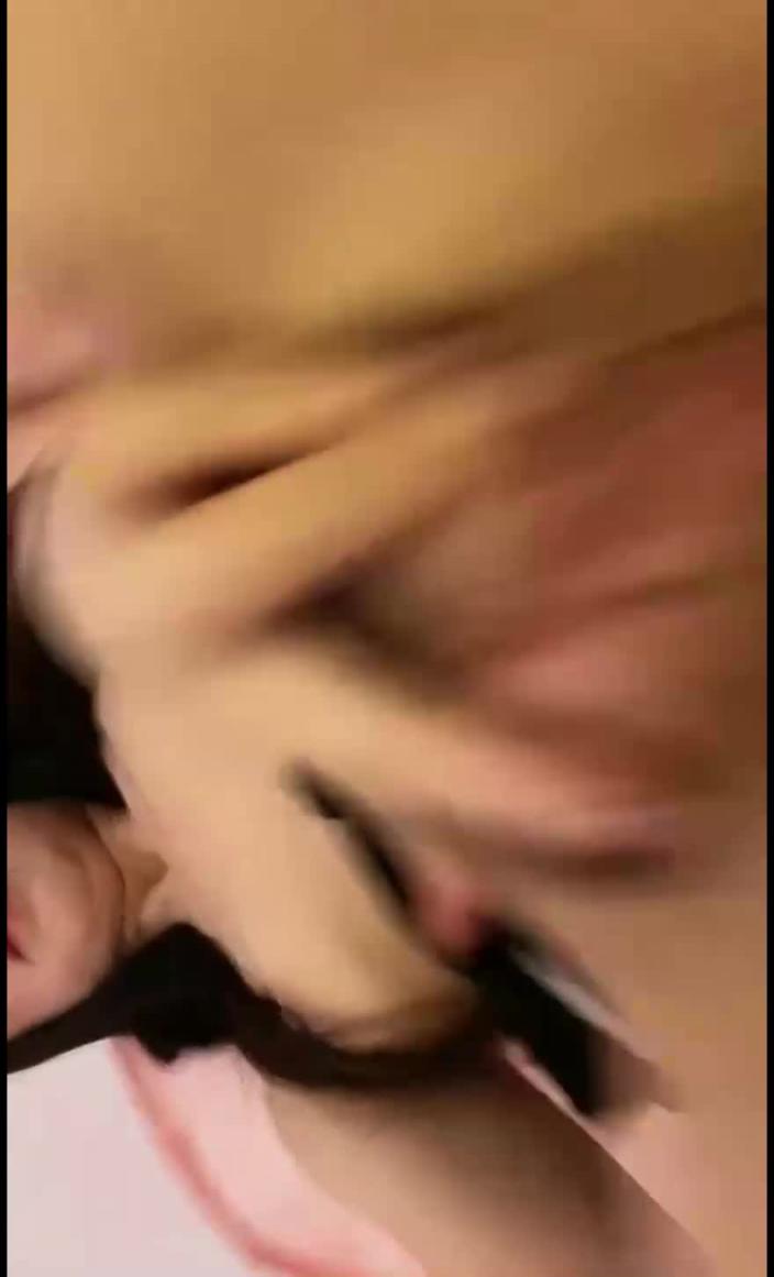 气质极品美御姐！居家自慰勐扣骚穴喊老公，我的骚逼很紧，扣的满手是淫水。 预览截图 6