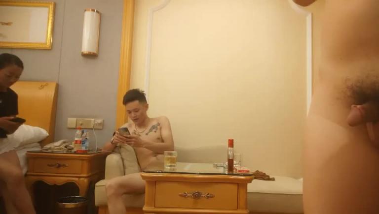 【换妻探花】33岁良家夫妻，色情游戏，交杯酒调情 预览截图 6