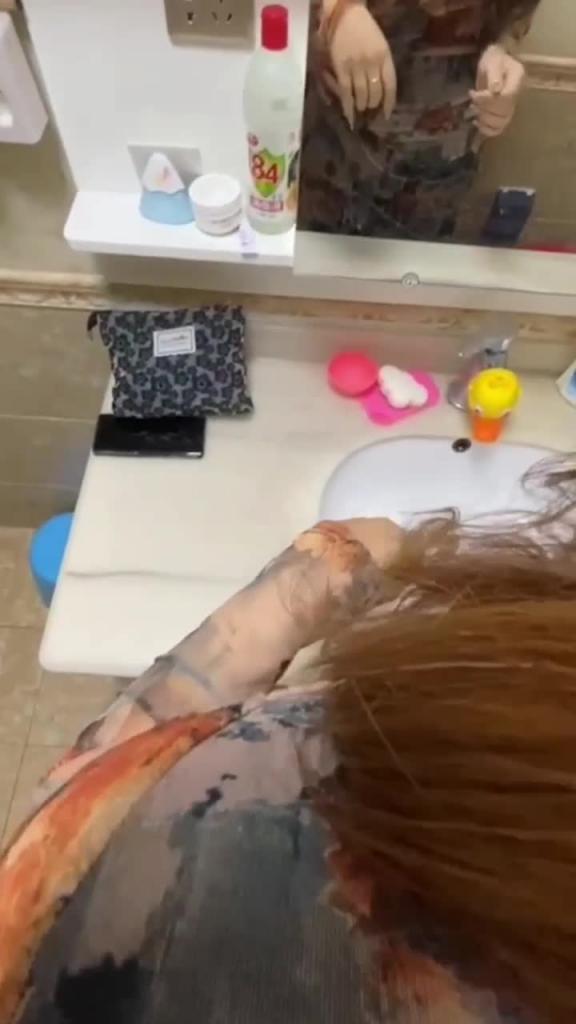 老婆不在家大姨子穿的太骚了没忍住“你干嘛 这是在你家你疯了真实乱伦 预览截图 1