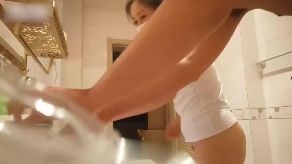 熟女和年轻小伙偷情,阿姨活好还给口爆, 待会儿你从7单元走 预览截图 7