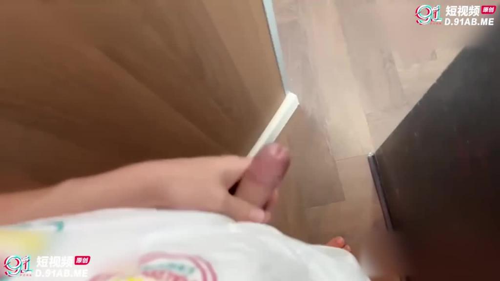 偷窥妹妹自慰 携枪直接无套插入嫩穴 预览截图 3