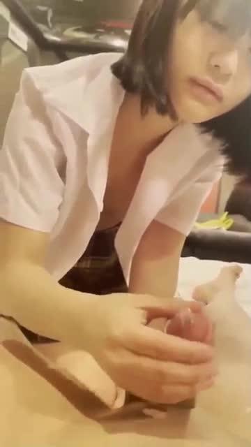 毁三观的性解放中学女孩合集!兼职赚零花钱糟糕学校里偷欢被发现了!冰块玩B女孩 预览截图 4