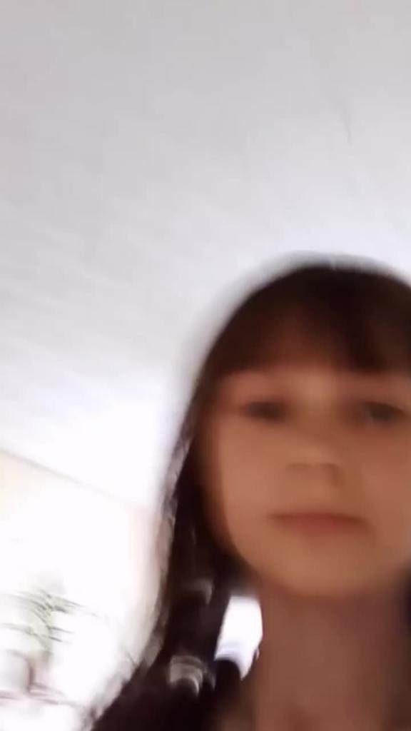 俄罗斯少女趁爸妈不在家里偷偷自慰,未成年白虎小萝莉首次破处居然是一根假吊 预览截图 11