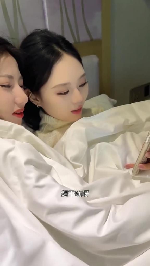 两个女神级的小母狗拍片 预览截图 1
