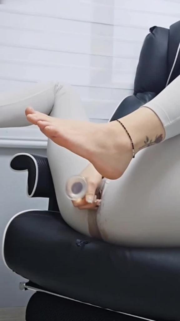推特网红极品辣妹aram首次露下体顶级尤物自慰淫穴特写 预览截图 11