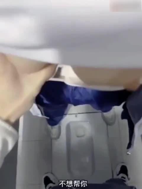 尾随白虎巨乳表妹进入女厕所，不顾被路人发现的危险，洗手间强干表妹 预览截图 6