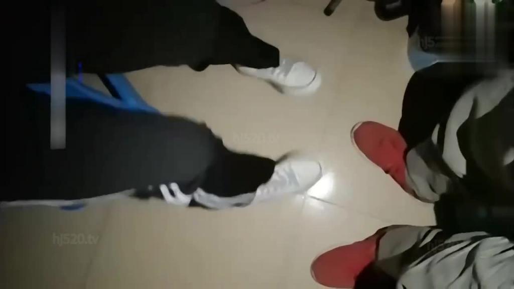 【真实乱伦】禽兽舅舅精虫上头,金钱诱惑高中小侄女给她操嫩逼! 预览截图 2