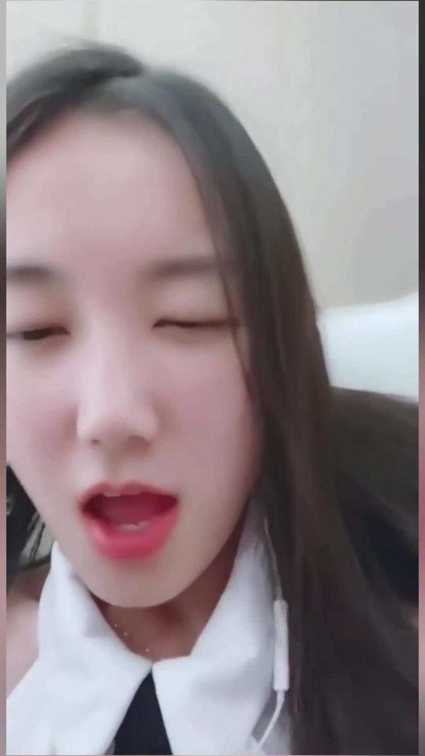 【花椒宁依纯】直播时是被舔逼高潮了吧咬唇表情迷离 预览截图 11