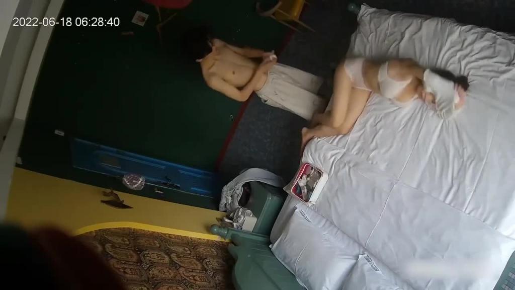 【高清监控】重庆夜店女孩凌晨下班回宾馆,小白脸男友一顿伺候! 预览截图 1