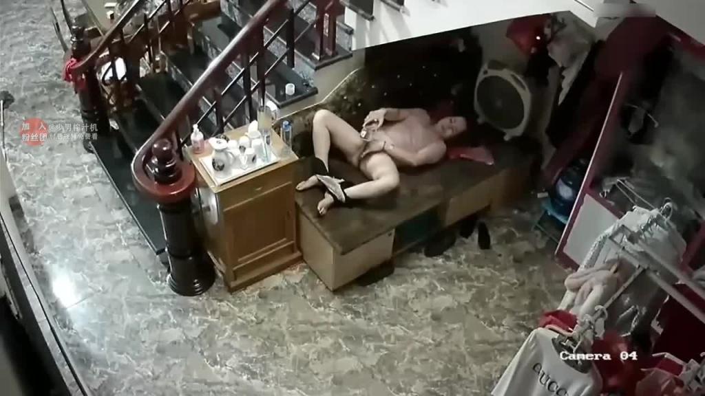 【淫荡婆婆】监控记录婆婆当着孙子面脱内裤!勾引亲儿子! 预览截图 3