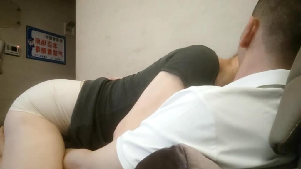 足疗店漂亮按摩美女摸奶打飞机,大叔又破费了 预览截图 4