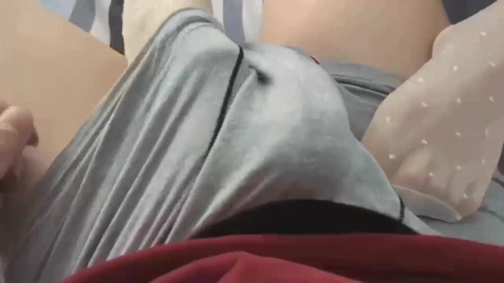 【真实乱伦】哄骗妹妹穿上白丝给哥哥足交，鸡巴硬了插入 预览截图 2