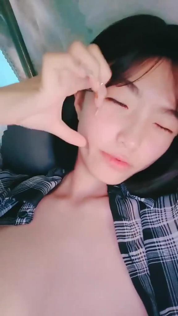 呜崽酱极品尤物美少女细腰美乳学生制服自慰 预览截图 10