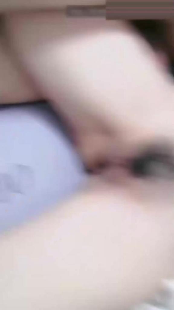 20岁的大二女生接住舅舅家 被舅舅醉酒操了 预览截图 12