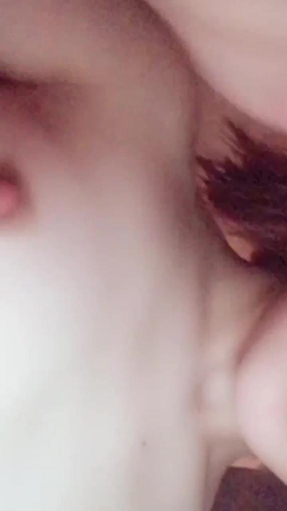 (私拍泄密)高颜值女白领(李始雨)对着镜子自慰 预览截图 5