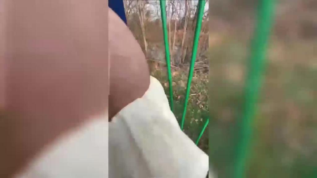 绿帽男·淫妻野战最新泄密:绿帽男带淫妻野外勾引钓鱼佬最喜欢老婆被草的时候摸她奶子 预览截图 3