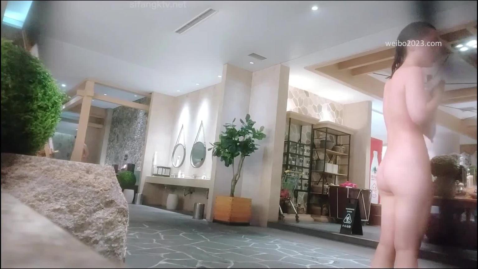 澡堂偷拍白嫩的美少妇洗澡 预览截图 3