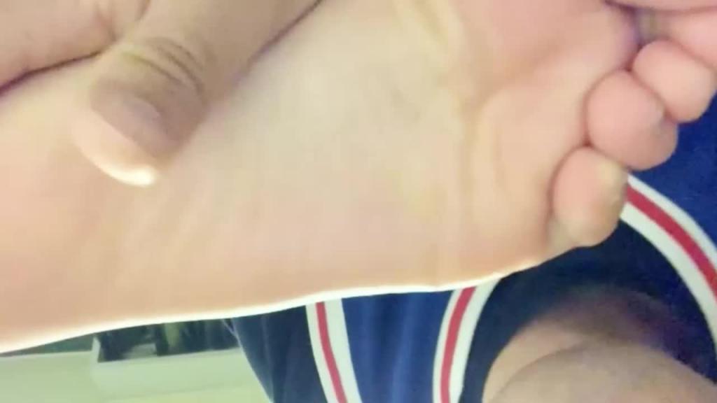 想舔妹妹的脚想了一年了_终于逮到她喝多了熟睡_舔了二十分钟她都醒了还在装睡 预览截图 5