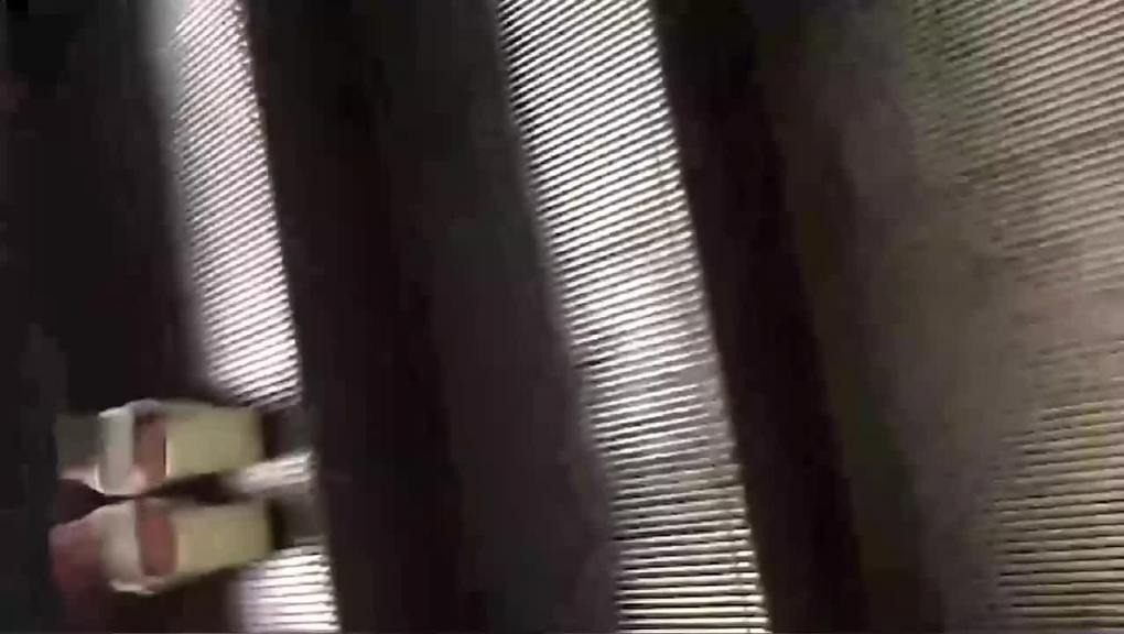 奇葩街射系列光天化日掏出鸡巴见到美女就射,看到黑丝还动手,女的大喊流氓地铁顶臀被发现 预览截图 2