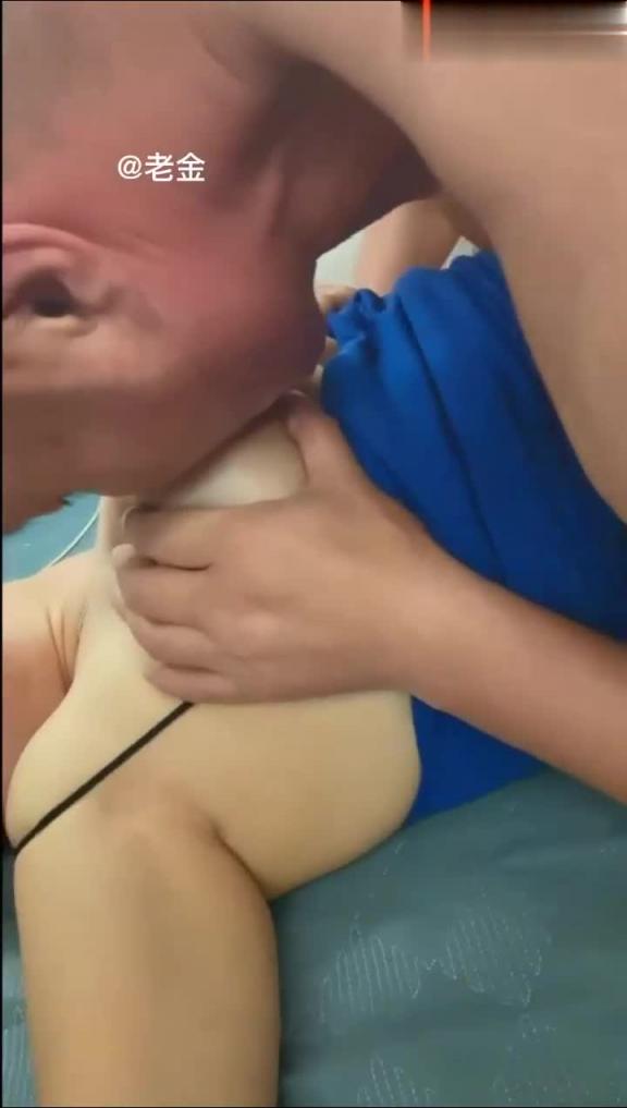 【公媳】乱伦-巨乳馒头逼儿媳乱伦老头公公 预览截图 1