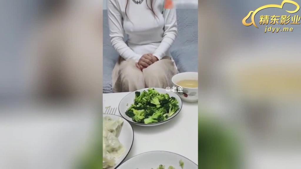 9乱伦大神酒后强上巨乳大嫂两次,嫂子给包饺子,吃完饺子操嫂子。 预览截图 3