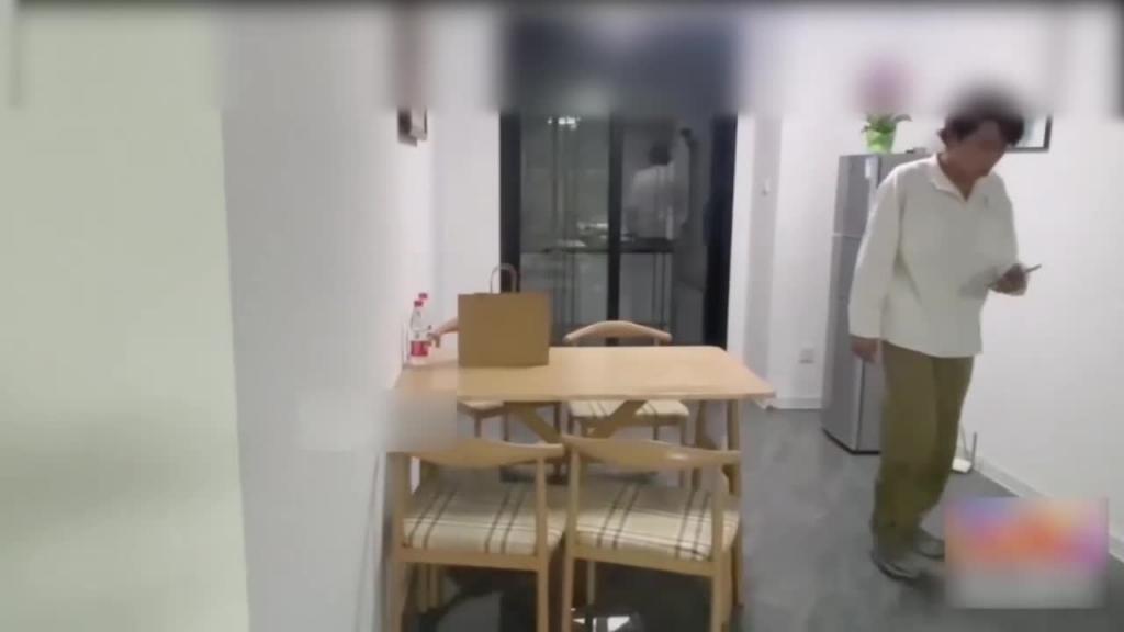 真实家庭乱伦 性瘾姐夫抓包正在自慰的小姨子 预览截图 3