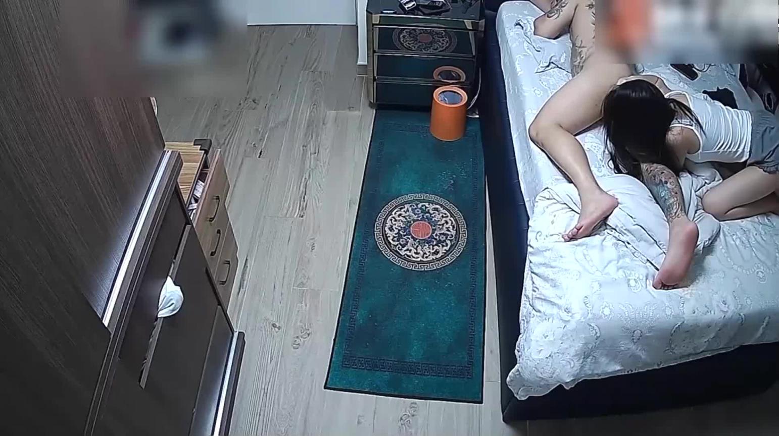 【监控流出】身材很好的少妇在儿子面前换衣给老公舔菊花吃鸡 预览截图 6