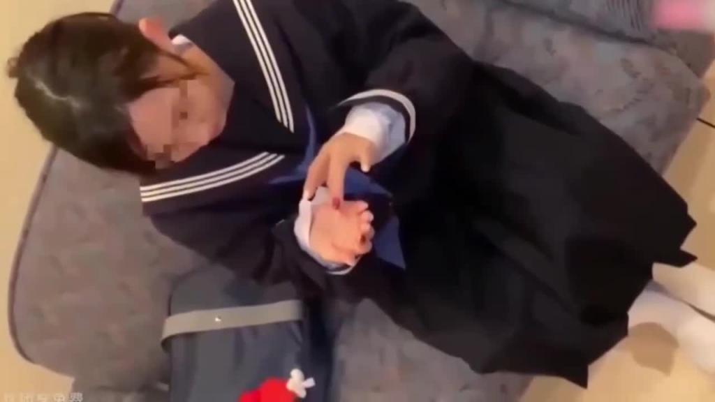 稚嫩萝莉学生 诱骗超嫩高中学生接到酒店口爆内射 性交 预览截图 6