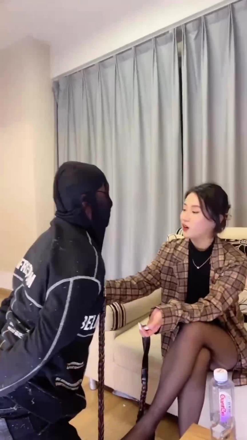 【最新流出- S女王御姐调教男奴】贵妇气质穿上黑丝,把男奴玩坏了 预览截图 10