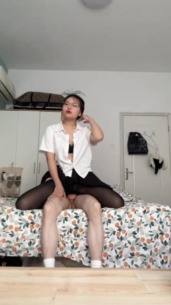 【推特泄密-爆差大奶微胖女M骚母狗】掐着脖子疯狂打桩后入,完美露脸 预览截图 7