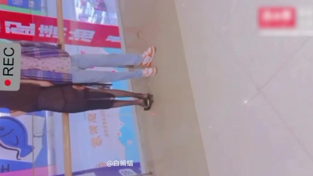 【绿帽淫妻】顶级高质量绿帽夫妻,大白天商场露出被陌生小哥内射 预览截图 6