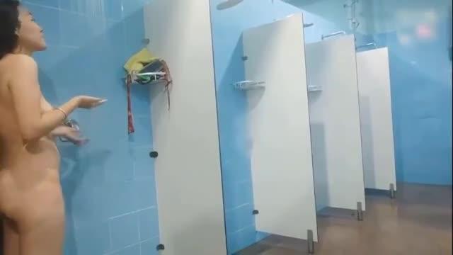 全国独家原创水上乐园美女浴室偷拍 预览截图 5