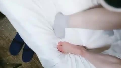 5000块约个19岁校服学生妹破处,插进小穴见红痛得哭 预览截图 6