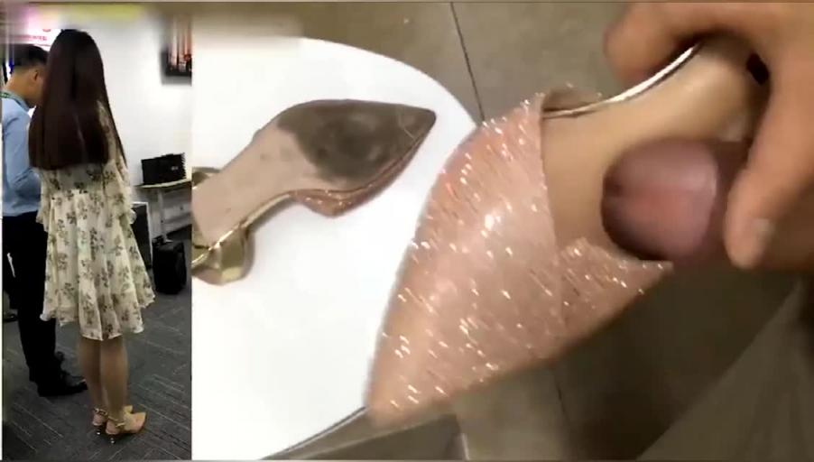 超级变态 奇葩街射公共场合当着众多人面撸管被妹子看到鄙视一路跟踪到培训师家中射精到人家高跟鞋 预览截图 5