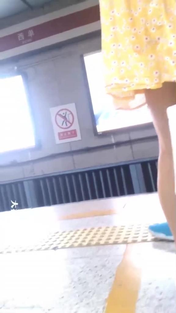 【抄底】猥琐男街拍抄底上阵的小姐姐没穿内裤浓毛大黑逼清晰可见 预览截图 8