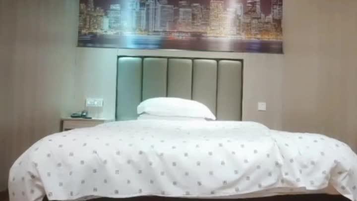 【探访按摩店】勾搭丰满红衣少妇女技师,史上套路巅峰之作 预览截图 9