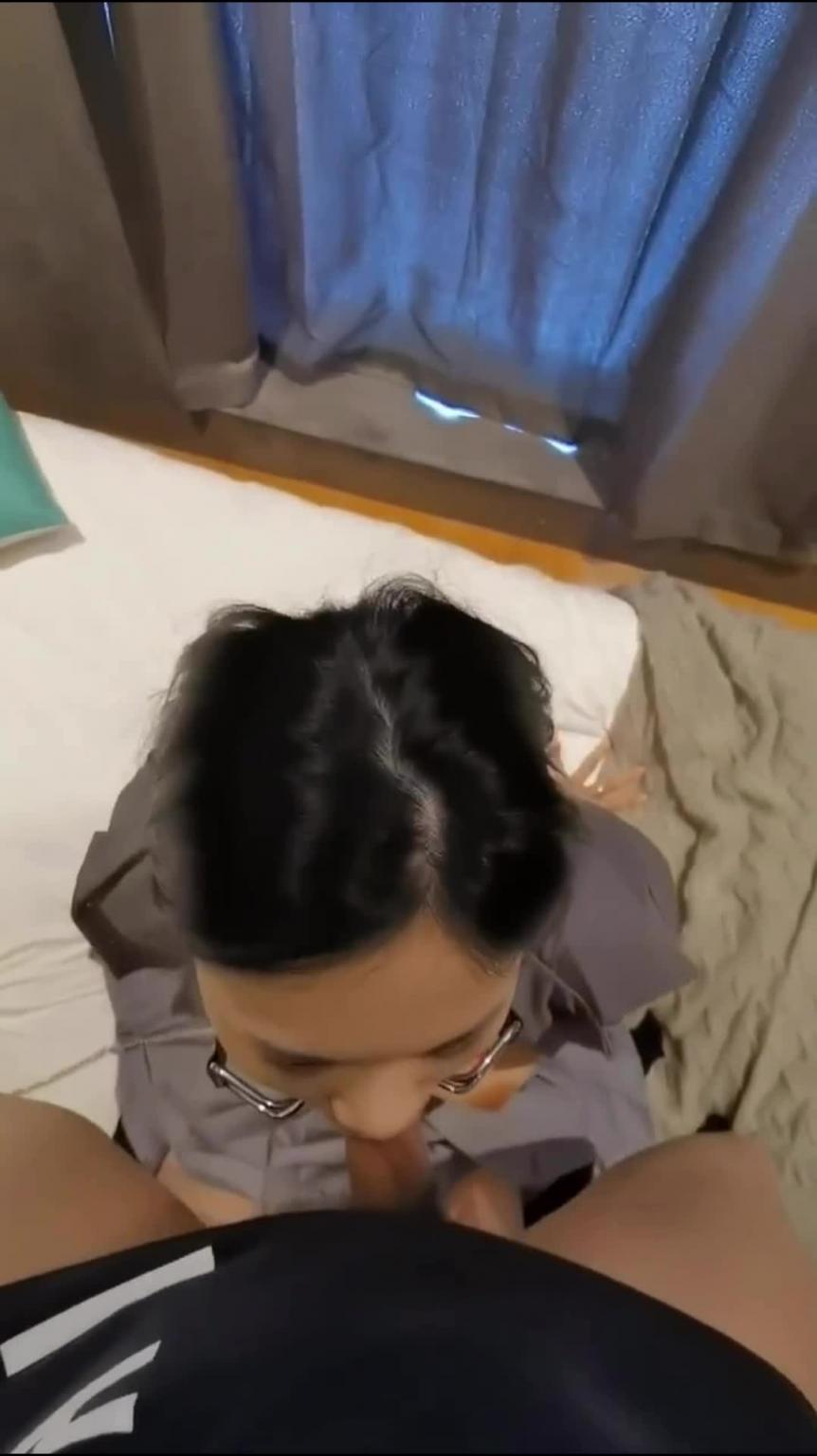 【富人圈泄密-上海富二代调教巨乳学妹】拴上狗链掐着脖子操,干到翻白眼 预览截图 1