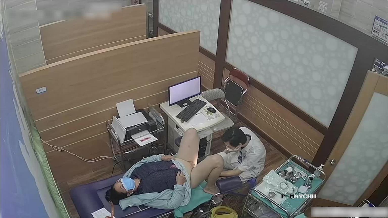 【医院监控】男医生带着三个助理观看少女阴部 预览截图 1