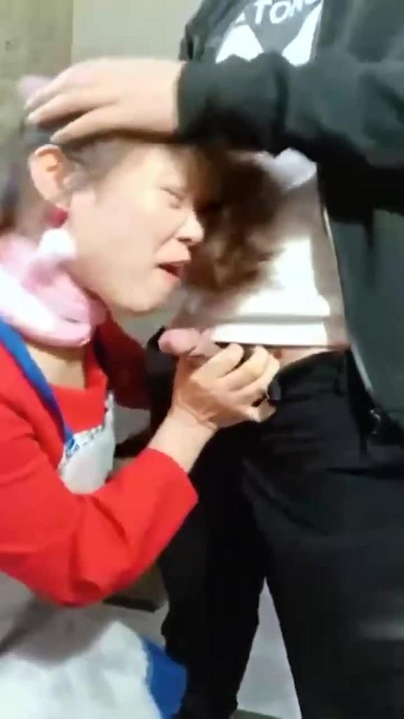 老婆不在家，在厨房狂操丈母娘 预览截图 4