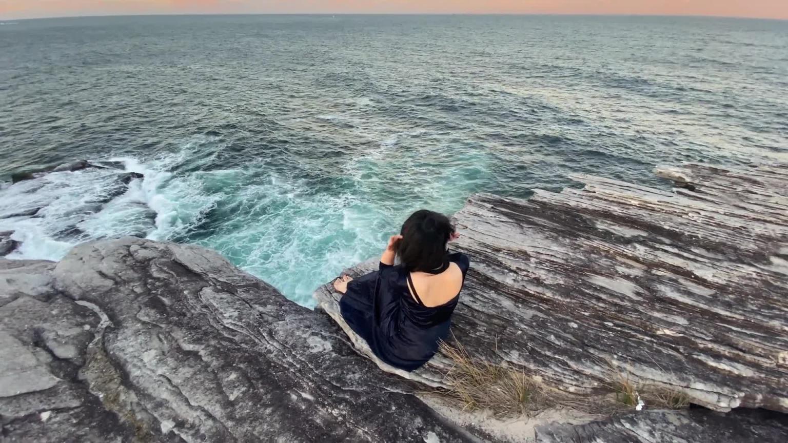海浪、悬崖和荡妇年轻女子 预览截图 3