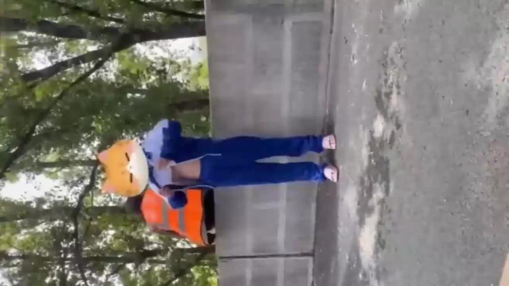 热门！牛逼大神调教在校生学校操场露出公厕自慰！ 预览截图 2